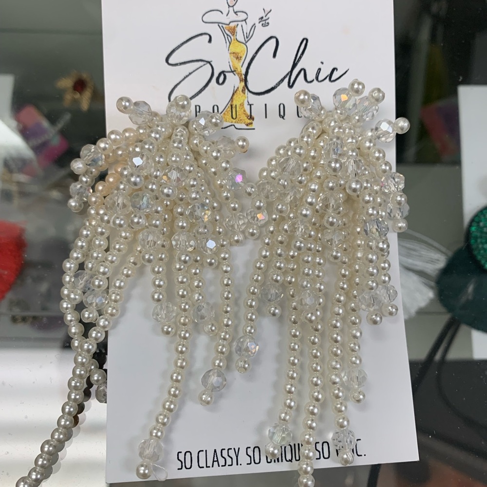 Clutch the Pearls Earrings